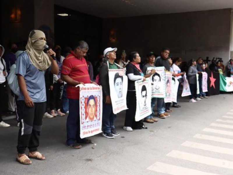 Padres de los 43 y normalistas protestan en la CDMX