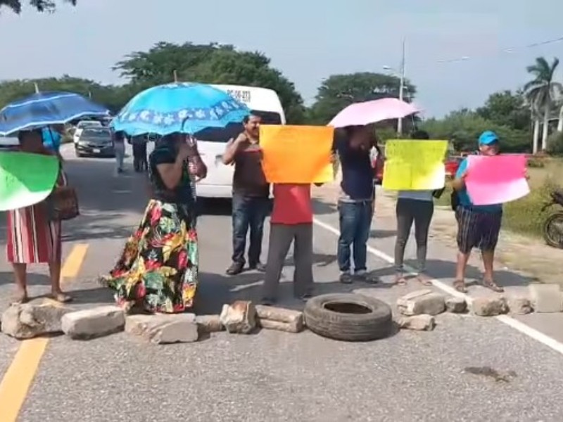 Padres de Santa María Xadani bloquean por segundo día la carretera Juchitán–Tehuantepec