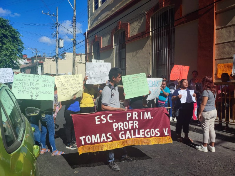 Padres de Zapote Domingo se manifiestan ante falta de docentes