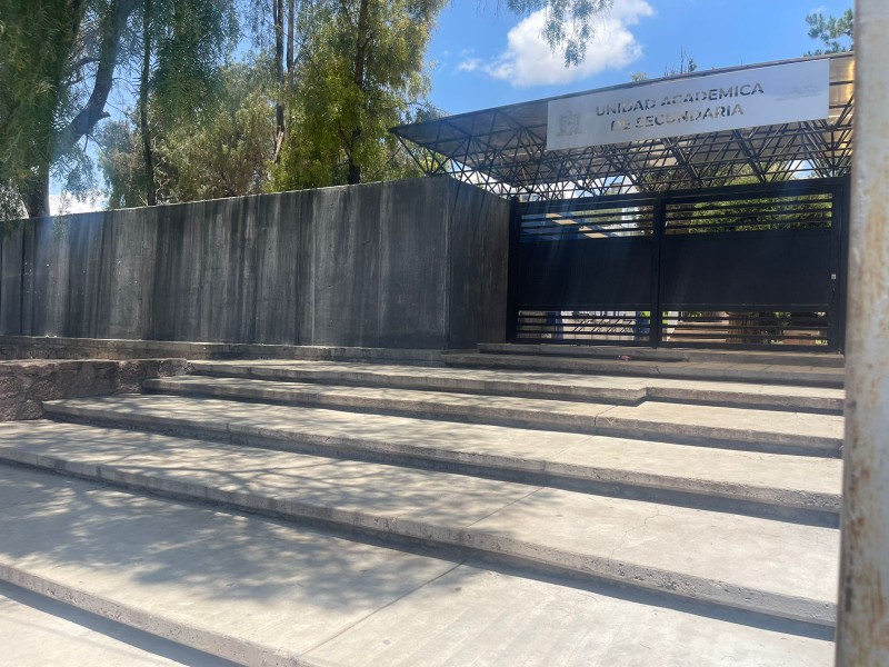 Padres denuncian hostigamiento y reprobación masiva en secundaria de la UAZ