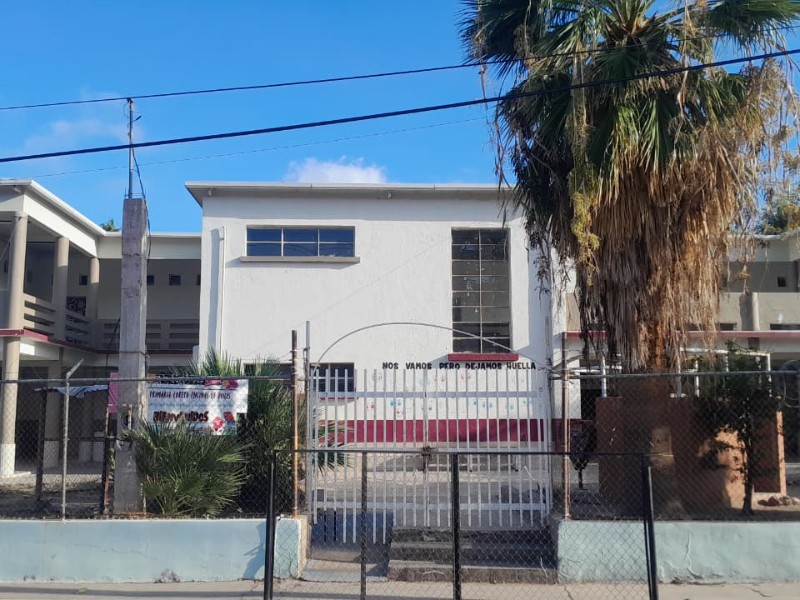Padres piden atención a necesidades de escuela por basura e insectos