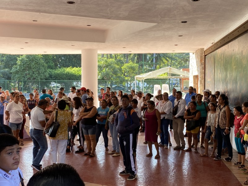 Padres de dos secundarias técnicas protestan en el Ayuntamiento