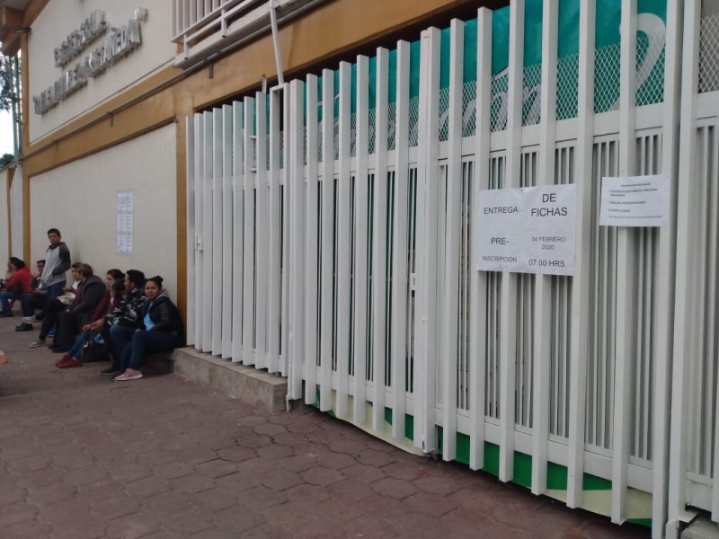 Padres esperan su turno para preinscripciones escolares