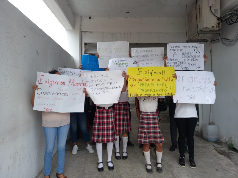 Padres exigen docente para telebachillerato de Mata de Pita