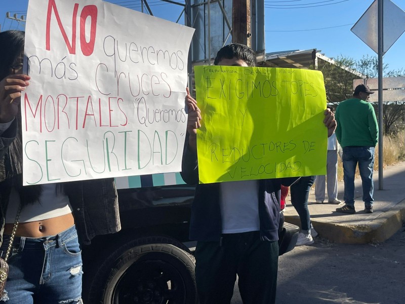 Padres exigen justicia por muerte de estudiante y cierran calzada Siglo XXI