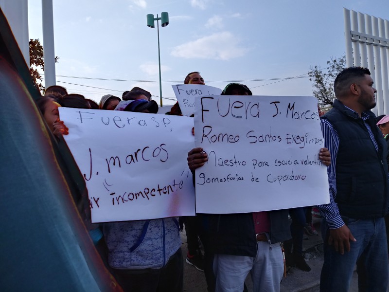 Padres exigen maestro para primaria en Tarímbaro