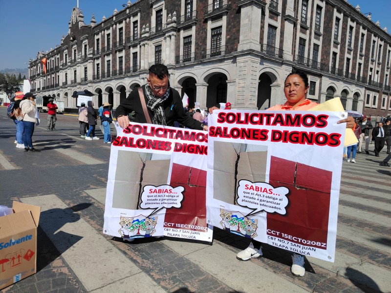 Padres exigen mejorar condiciones precarias del CBT 7 en Toluca