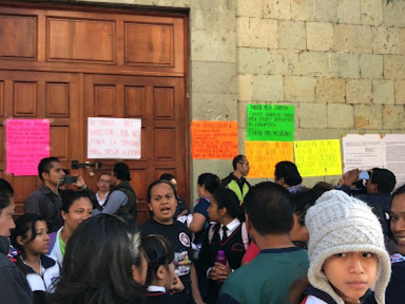 Padres exigen salida de director en escuela Basilio Rojas