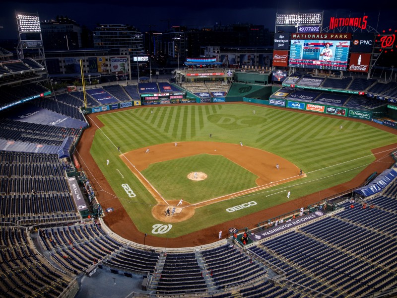 Padres ganan juego suspendido por tiroteo en Washington