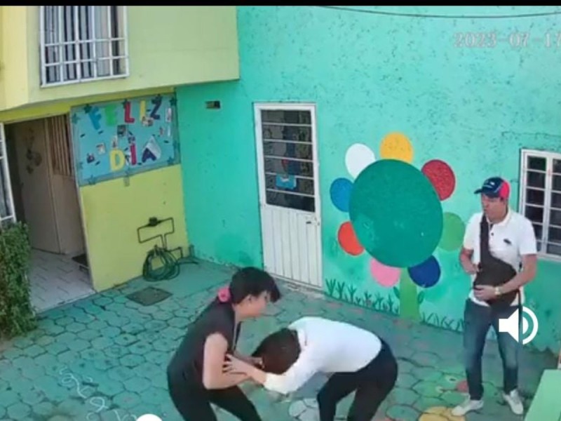 Padres golpean a maestra en escuela de Cuautitlán Izcalli