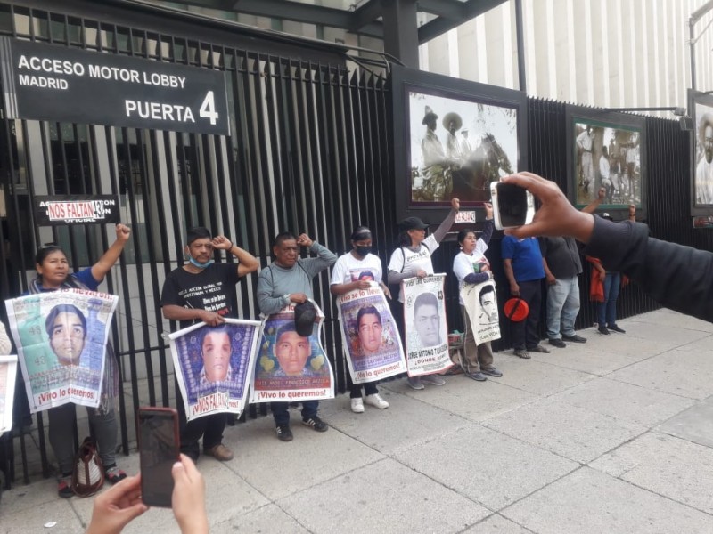 Padres los 43 protestan afuera del Senado en CDMX