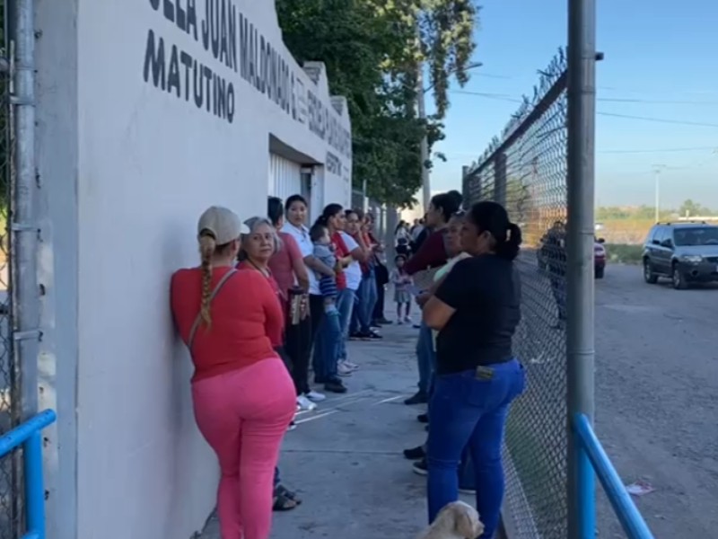 Padres mantienen tomada la Juan Maldonado tras denunciar casos de dengue