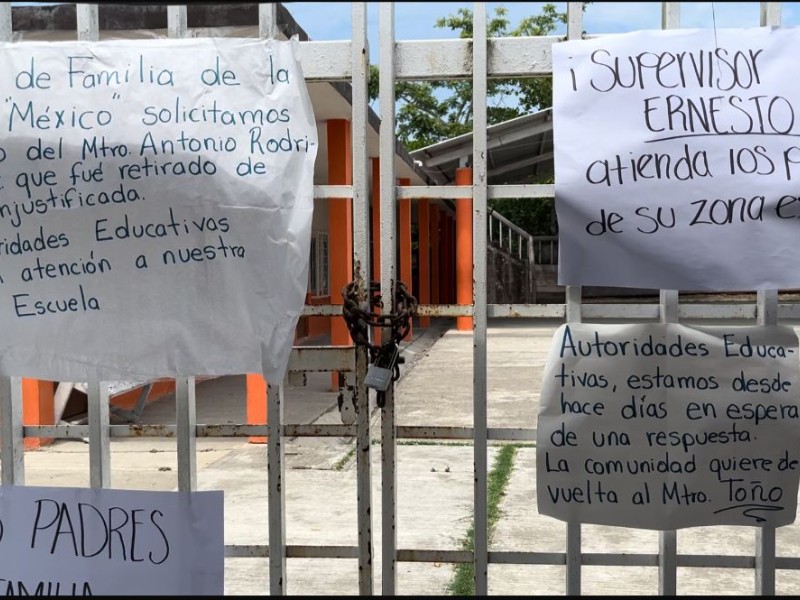 Padres organizan guardias permanentes para mantener plantón en escuela