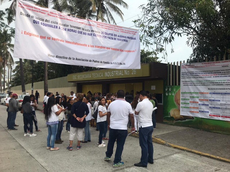 Padres pagaban a maestros para dar clases ESTI-26