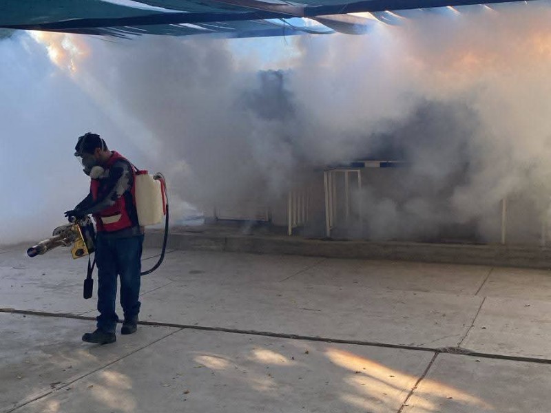 Padres pagan fumigación tras brote de dengue en secundaria de Obregón