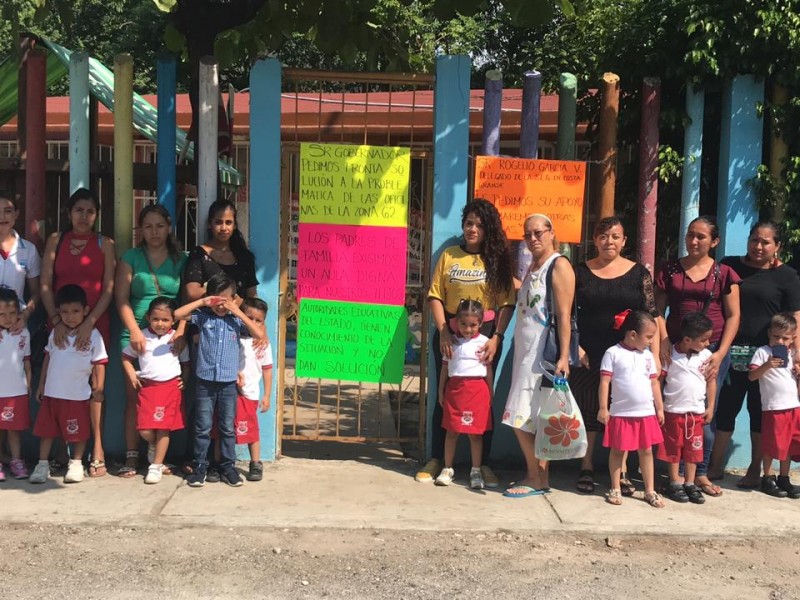 Padres piden liberación de oficina cerrada por Ceteg