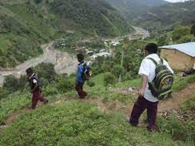 Padres piden qué hijos regresen a clases en la sierra