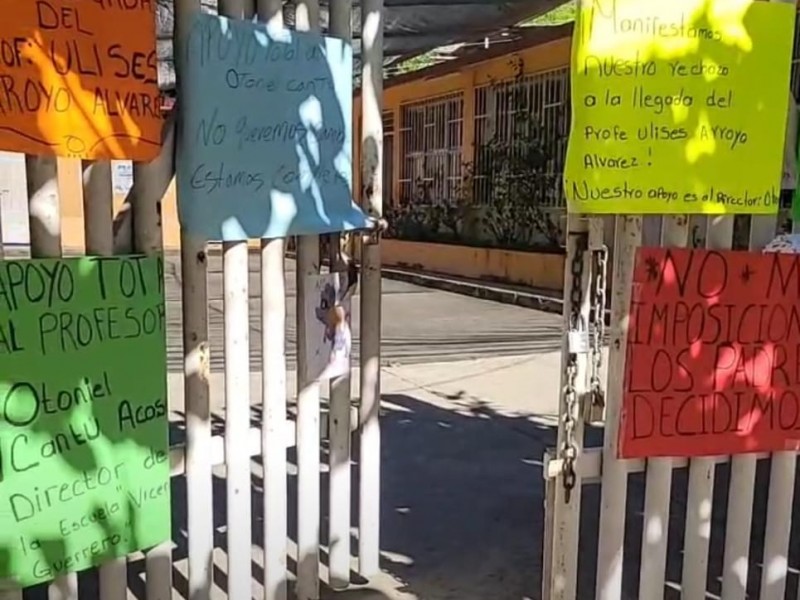 Padres protestan en primaria de Nuxco; denuncian imposición de director