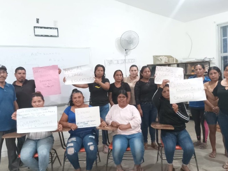 Padres protestan para pedir maestra en telesecundaria de Atoyac