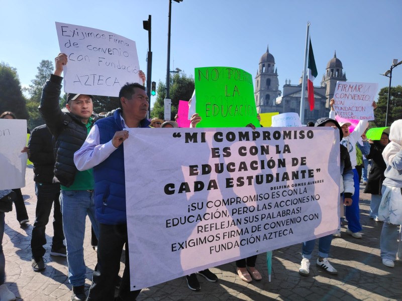 Padres protestan por falta de apoyo a alumnos destacados, Toluca