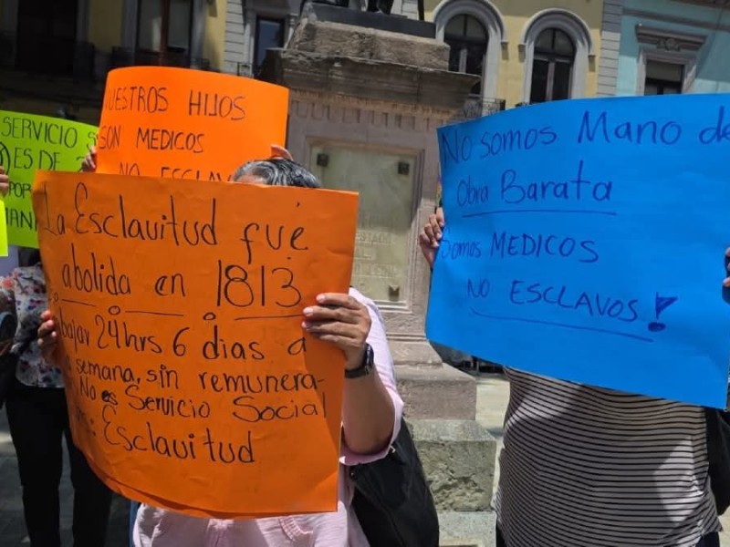 Padres protestan por homologación de plazas de servicio social en Oaxaca