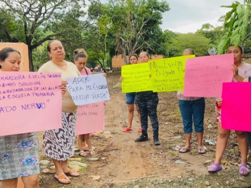 Padres protestan por reconstrucción de primaria en sierra de Petatlán