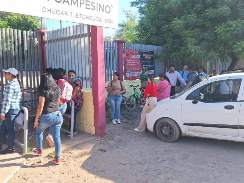 Padres retoman protesta en primaria de Chucarit: exigen cambio de director