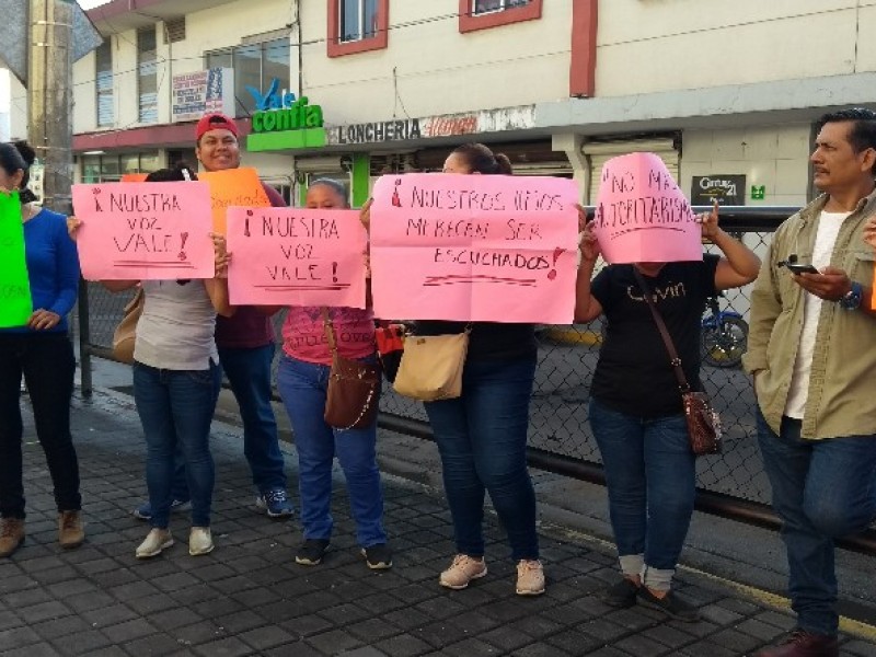 Padres se manifiestan en Primaria Presidente Alemán