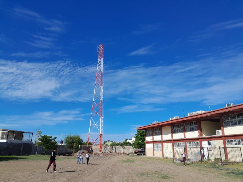 Padres se oponen a antenas de CFE en escuelas