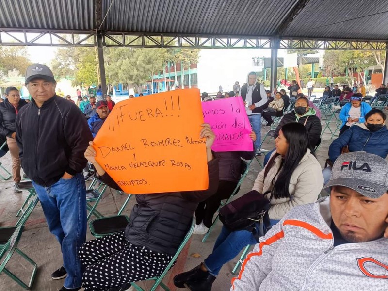 Padres señalan desvío de recursos en secundaria de Tecamachalco