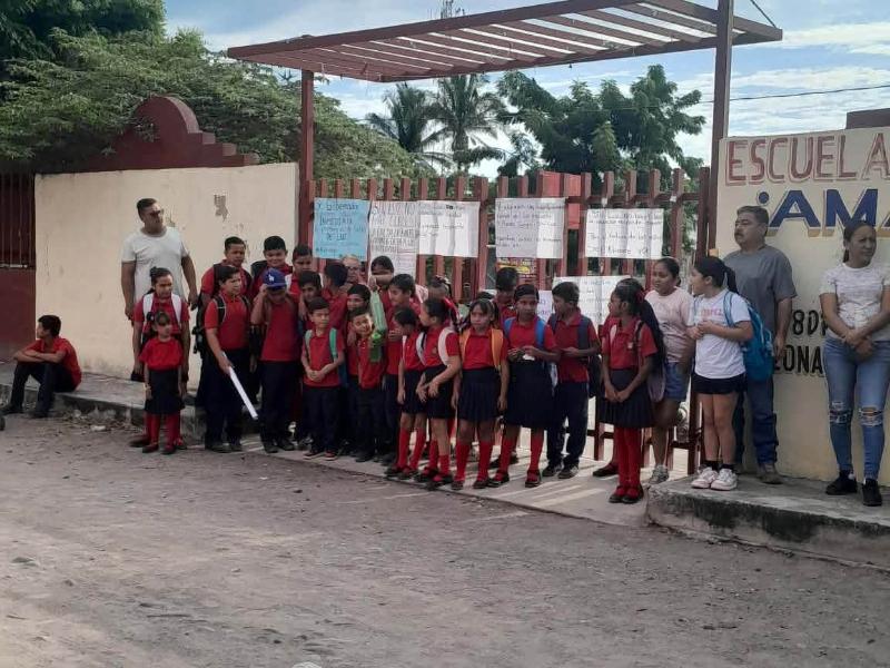 Padres toman escuela y exigen solución al suministro eléctrico