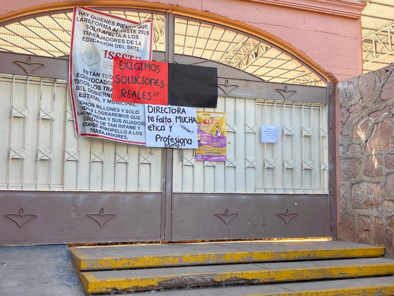 Padres toman la primaria “Pedro Coronel” y exigen destitución de la directora