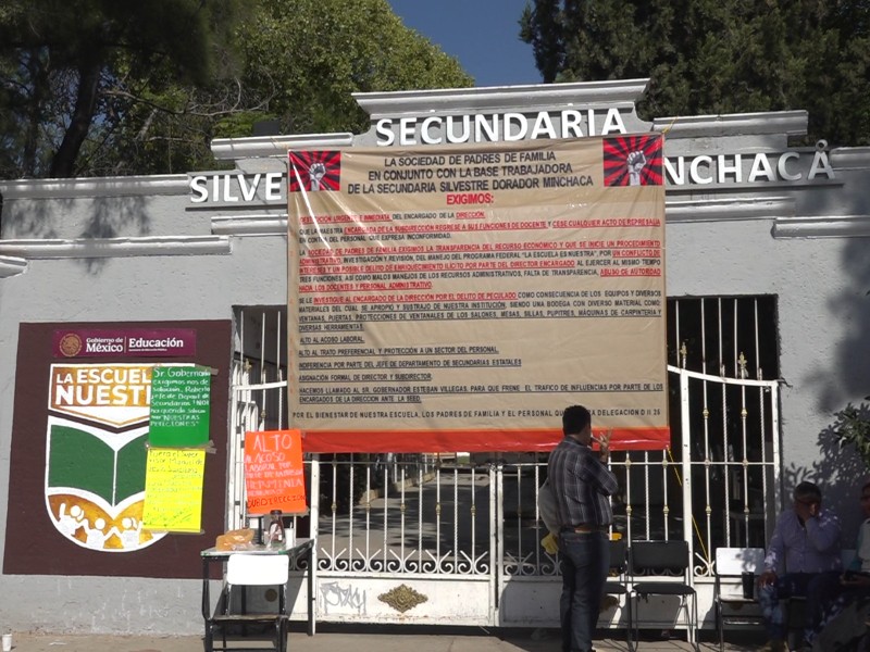 Padres toman secundaria en demanda de transparencia