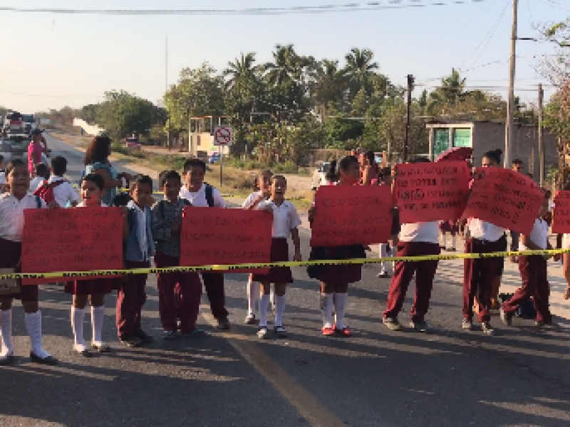 Padres y alumnos bloquean carretera federal para exigir