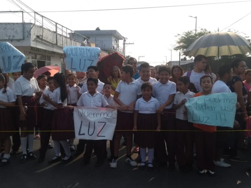 Padres y alumnos de primaria bloquean avenida Yáñez