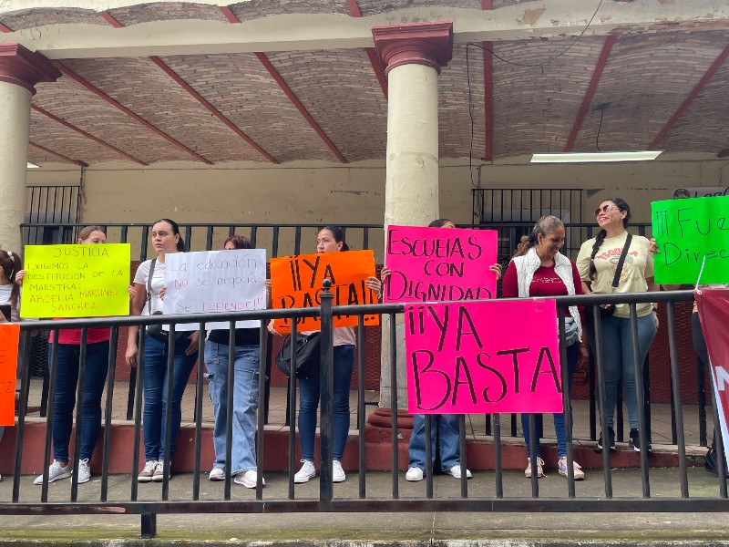 Padres y docentes toman escuela en Xalisco para remover a directora