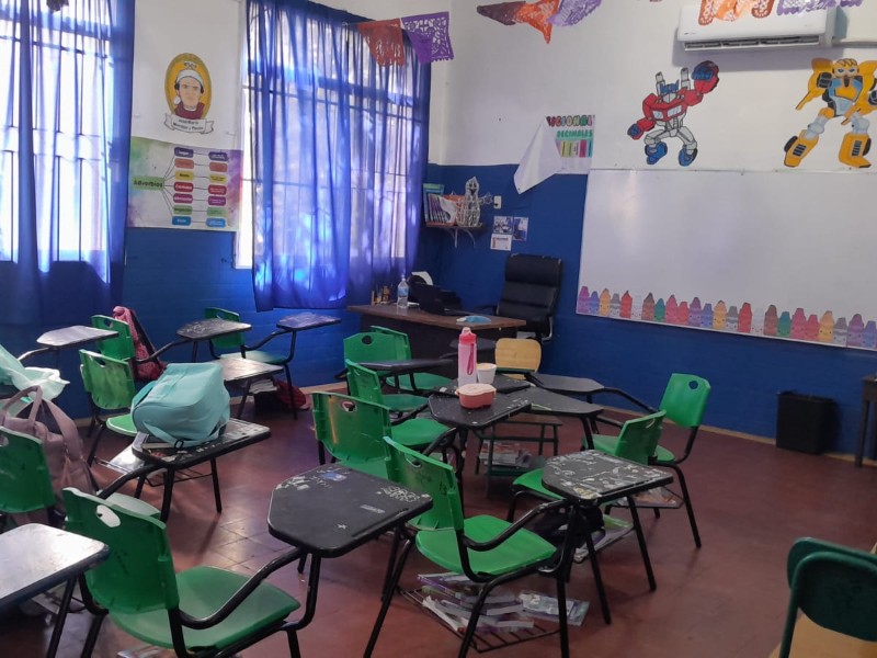 Padres y madres de familia a favor y en contra del megapuente