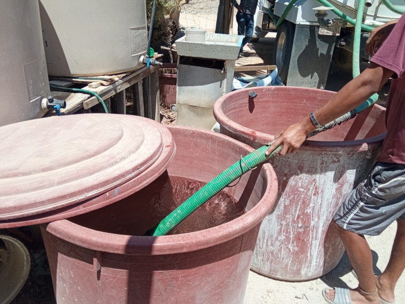 Pagan altos costos por distribución de agua en pipas