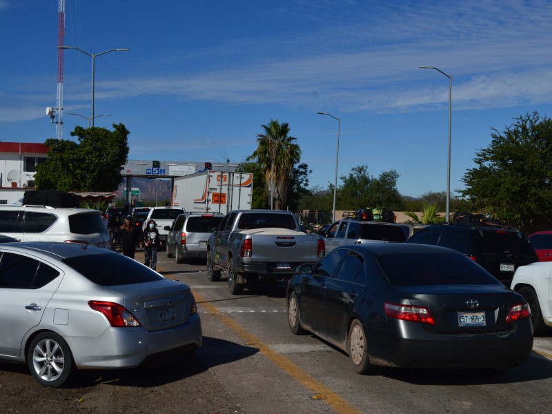 Largas filas se registran en caseta de cobro de Guaymas