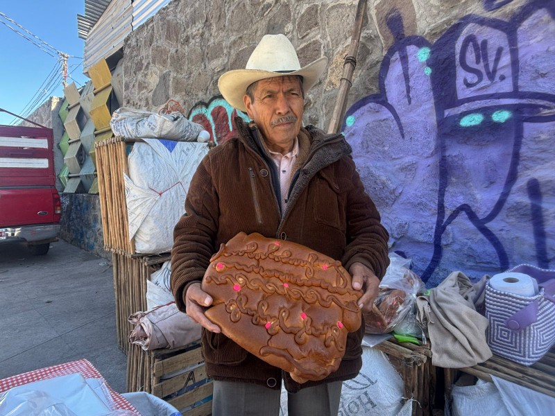 Pan de muerto de Tecomatlán Tenancingo se vende en calles de Toluca