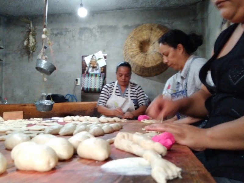 Pan rosa de Tecomatlán adorna las ofrendas de los difuntos