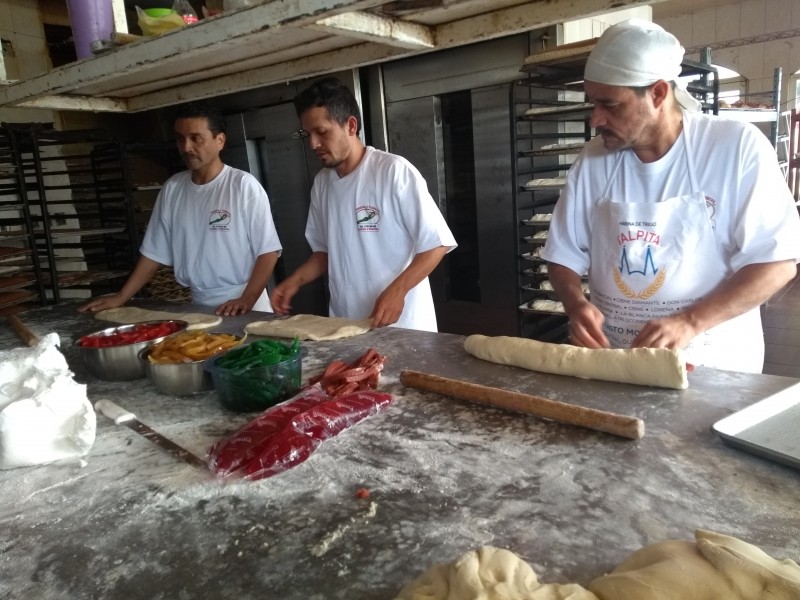 Panaderías locales inician producción de rosca de reyes