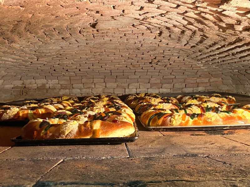 Panaderos alistan los hornos para preparar deliciosas Roscas de Reyes