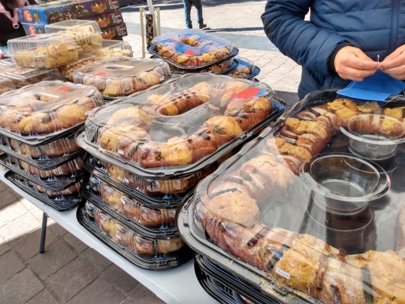 Panaderos ofrecen la tradicional Rosca de Reyes