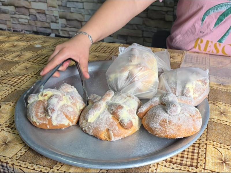 Panaderías tradicionales enfrentan a grandes cadenas por mercado de pan de muerto
