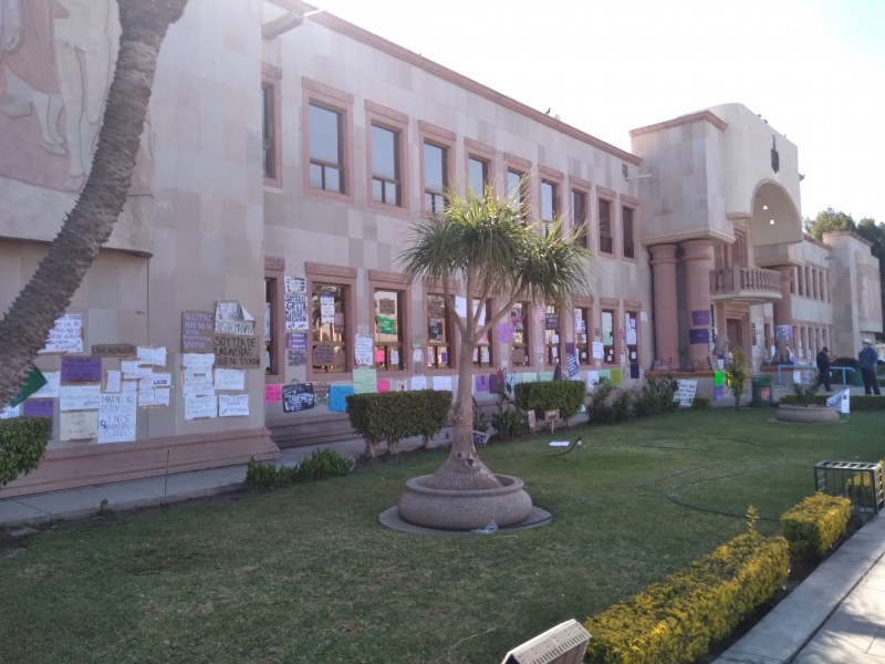 Pancartas colgadas en Ayuntamiento por marcha del 8M