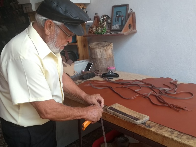 Panchito tiene más de 50 años elaborando huaraches