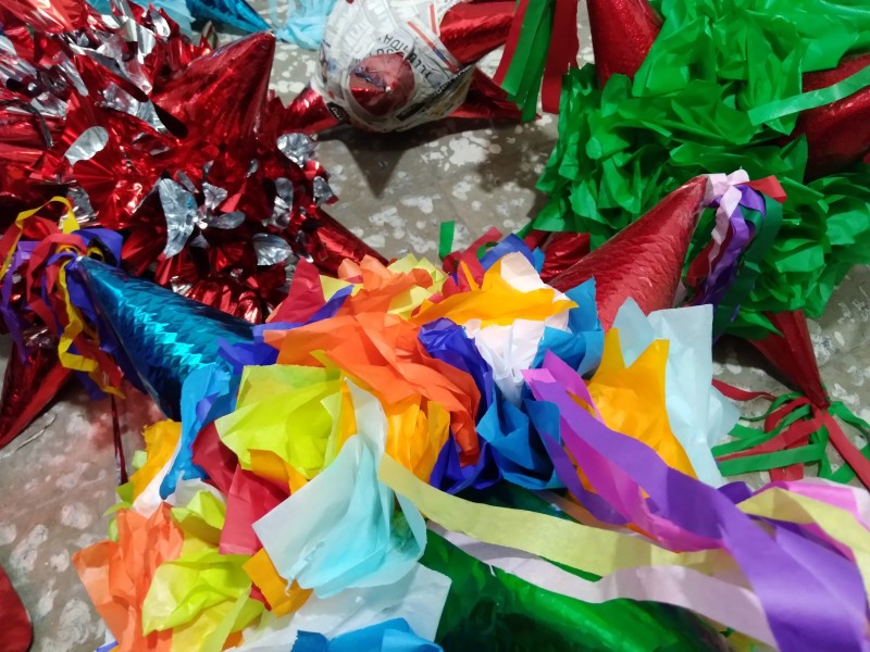Pandemia golpea economía de fabricantes de piñatas en Zamora