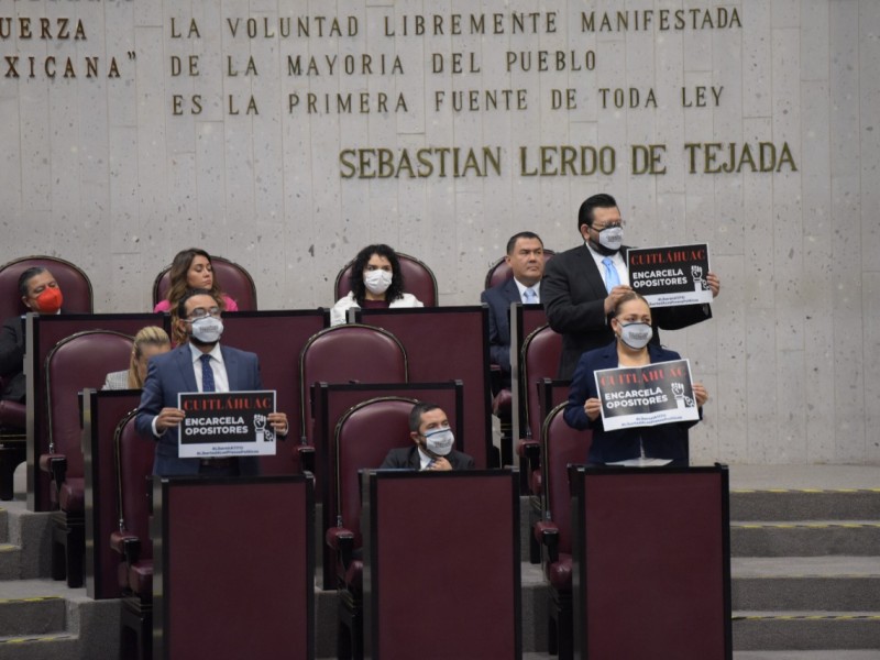 Panistas se manifiestan en el pleno del Congreso