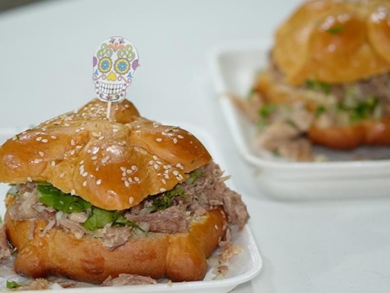 Torta de pan de muerto rellena con carnitas en Veracruz